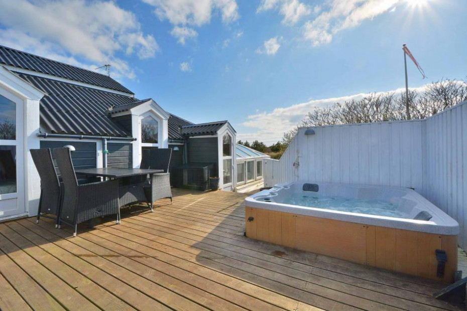 Gemütliches Ferienhaus mit Außenwhirlpool und Wintergarten Gemütliches Ferienhaus mit Außenwhirlpool und Wintergarten
