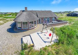 Moderne sommerhus i klassisk klitgårdsstil. Kat. nr.:  i0114, Hjelmevej 153;