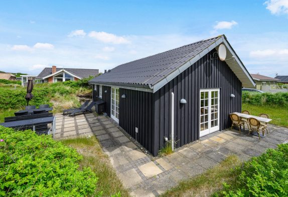 Stilfuldt sommerhus i Søndervig kun 150 meter fra stranden