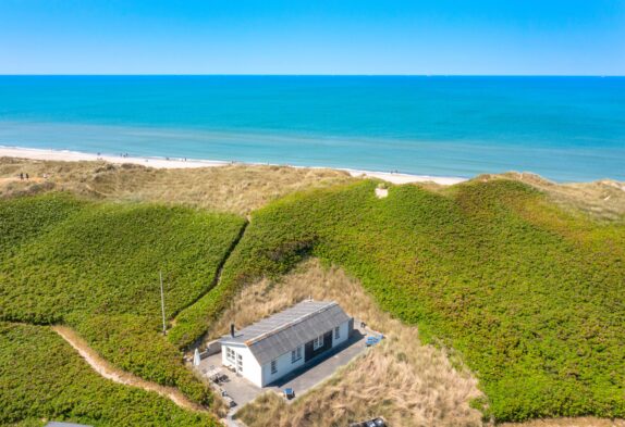 Lyst feriehus til 4 personer kun 50 meter fra stranden