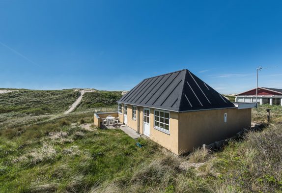 Charmerende sommerhus med fantastisk beliggenhed – 50 m fra havet