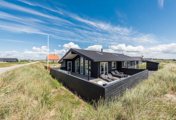 Flot feriehus i Søndervig med udespa og sauna tæt på hav og by