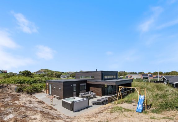 Lækkert feriehus med udespa og udesauna 500 meter fra stranden
