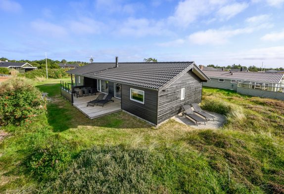 Moderne feriehus i Søndervig med sauna kun 500 meter fra stranden