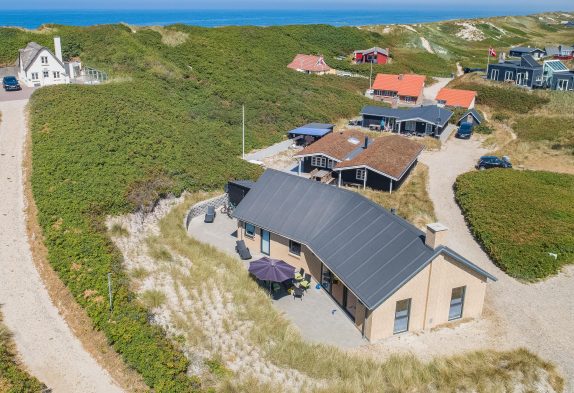 Nyt stilfuldt feriehus i Søndervig kun 50 meter fra stranden