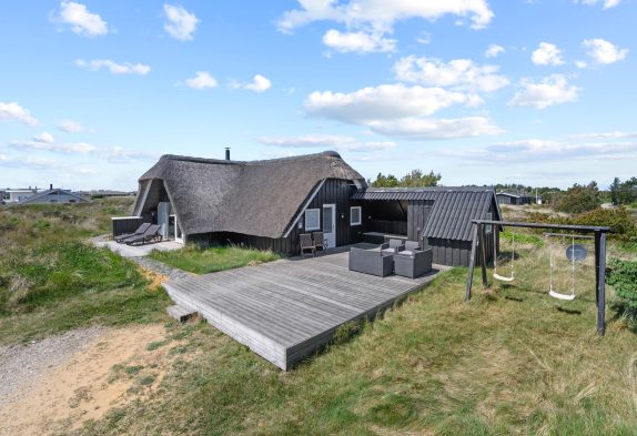 Lyst sommerhus med stråtag, spa og sauna i Søndervig