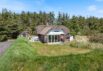 Charmerende stråtagshus med sauna og vildmarksbad på skøn naturgrund (billede 1)