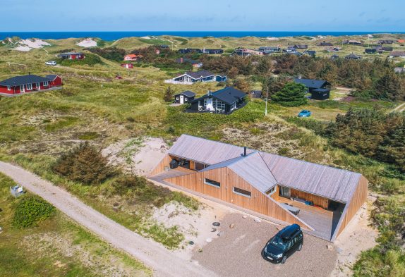 Strandnær feriehus i Søndervig med udebruser & sauna – 350m fra havet