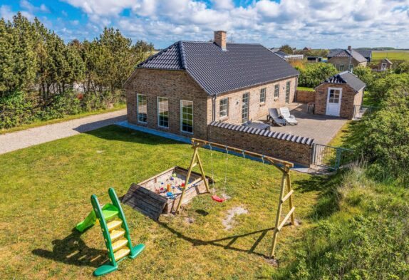 Dejligt og lyst feriehus tæt på Søndervig