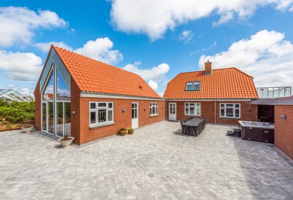 Stort feriehus med udespa i hjertet af Søndervig, kun 200m til havet