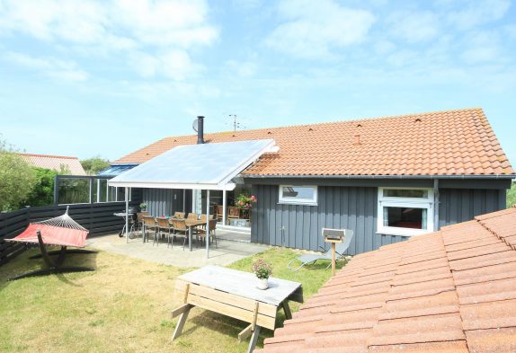 Skønt feriehus i Søndervig med lys indretning, sauna og brændeovn