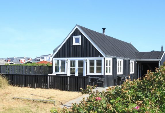 Skønt feriehus med brændeovn og central beliggenhed i Søndervig