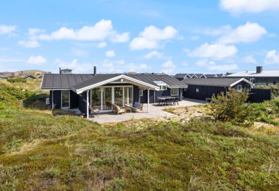 Charmerende velholdt sommerhus i Søndervig – 200 meter fra havet