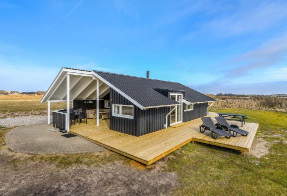 Lyst og nutidigt sommerhus i Søndervig med spabad og sauna