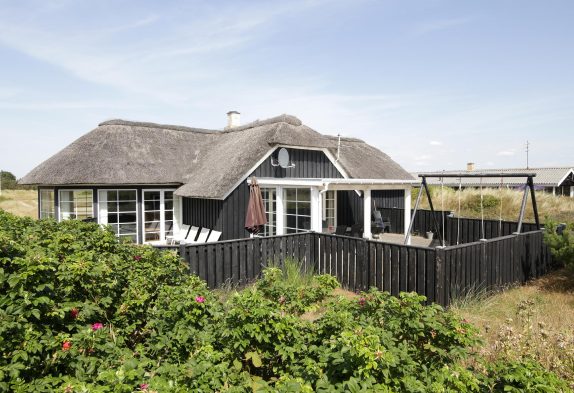 Flot stråtækt sommerhus i Søndervig med spa, sauna og gamingrum