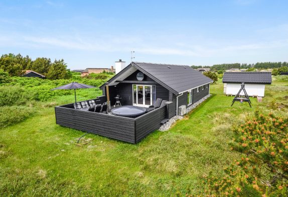 Renoveret sommerhus i Søndervig med vildmarksbad og hund tilladt