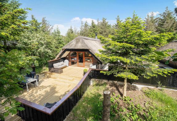 Skønt feriehus i Søndervig med sauna, spa og ugenerede terrasser
