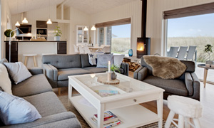 9 gode ideer til udlejning af dit sommerhus sådan lejer du mere ud Spisestue og stue i et