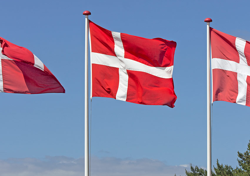 Typisch dänische - Dänemark Fahnen findet man überall im Land