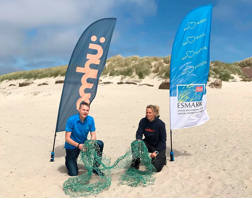 esmark og omhu samler strandaffald og bidrager aktiv til strandrensning