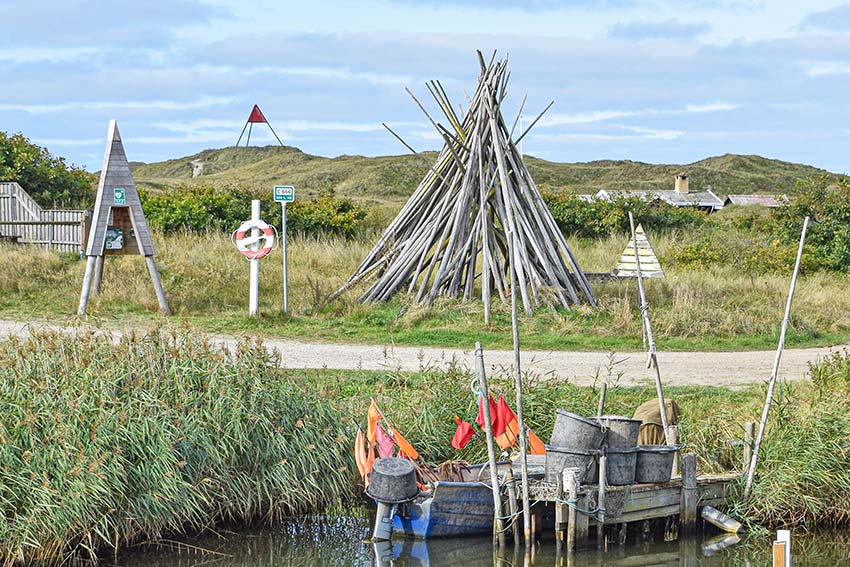 Vinterleje havn i Haurvig med sømærket i baggrunden